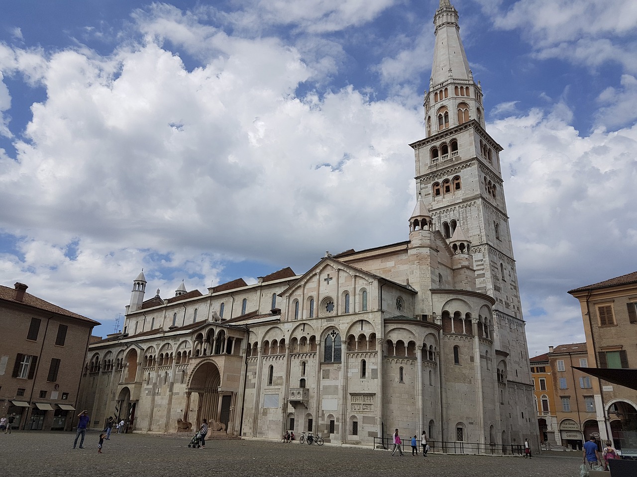 2022/06/modena-ga23ba3f99_1280.jpg